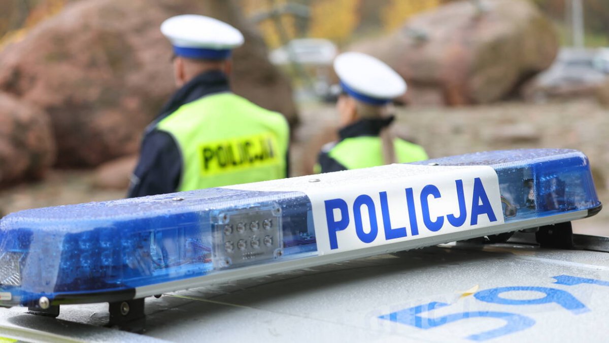 Tragedia na Alei Krakowskiej: autokar na chodniku, zmiażdżona osobówka