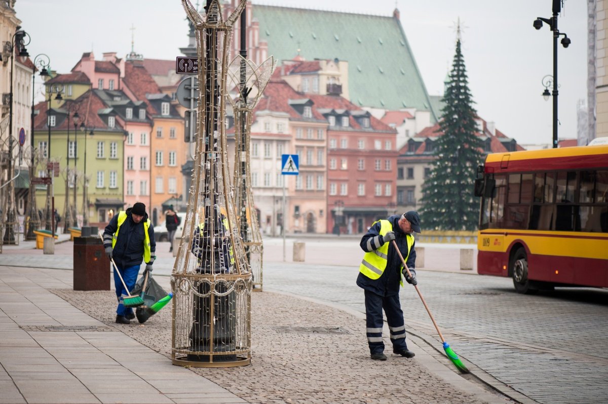 Przedświąteczny blask miasta: porządki w stolicy bez przerwy