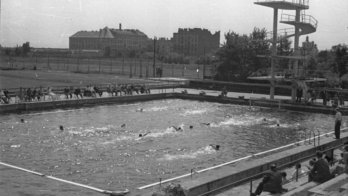 Pierwszy basen w Warszawie. Rozgrywano na nim zawody w waterpolo