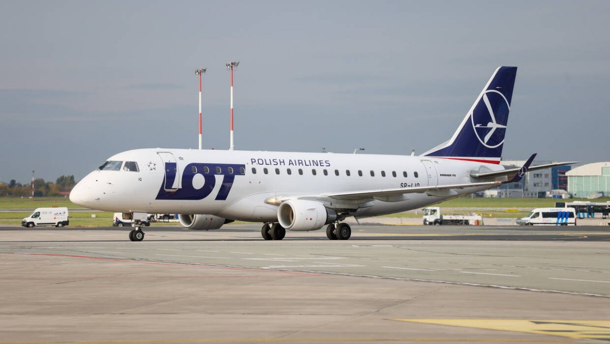 Awaryjne lądowanie w Warszawie – pilot wezwał służby