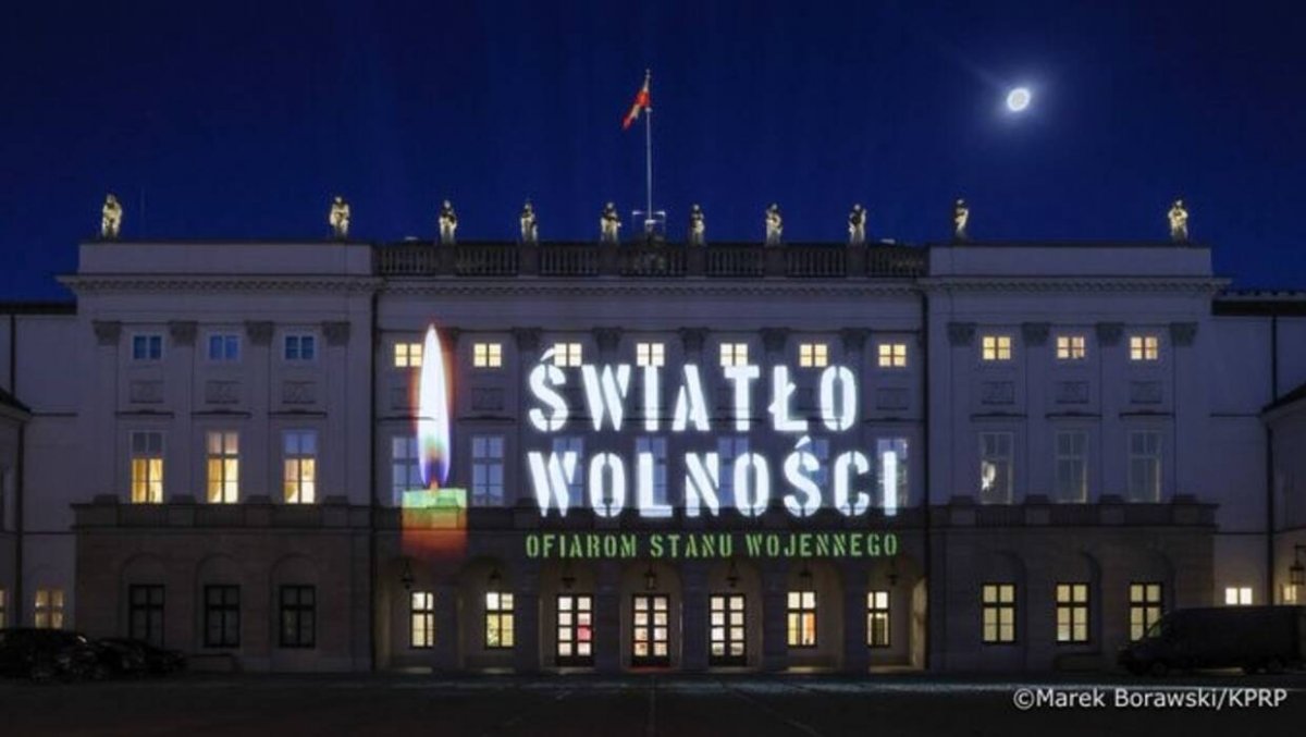 Pałac Prezydencki w Warszawie rozświetlony ku pamięci