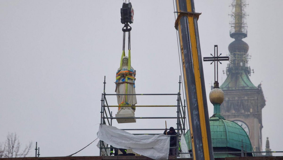 Figury świętych wracają na fasadę kościoła w Warszawie po 80 latach