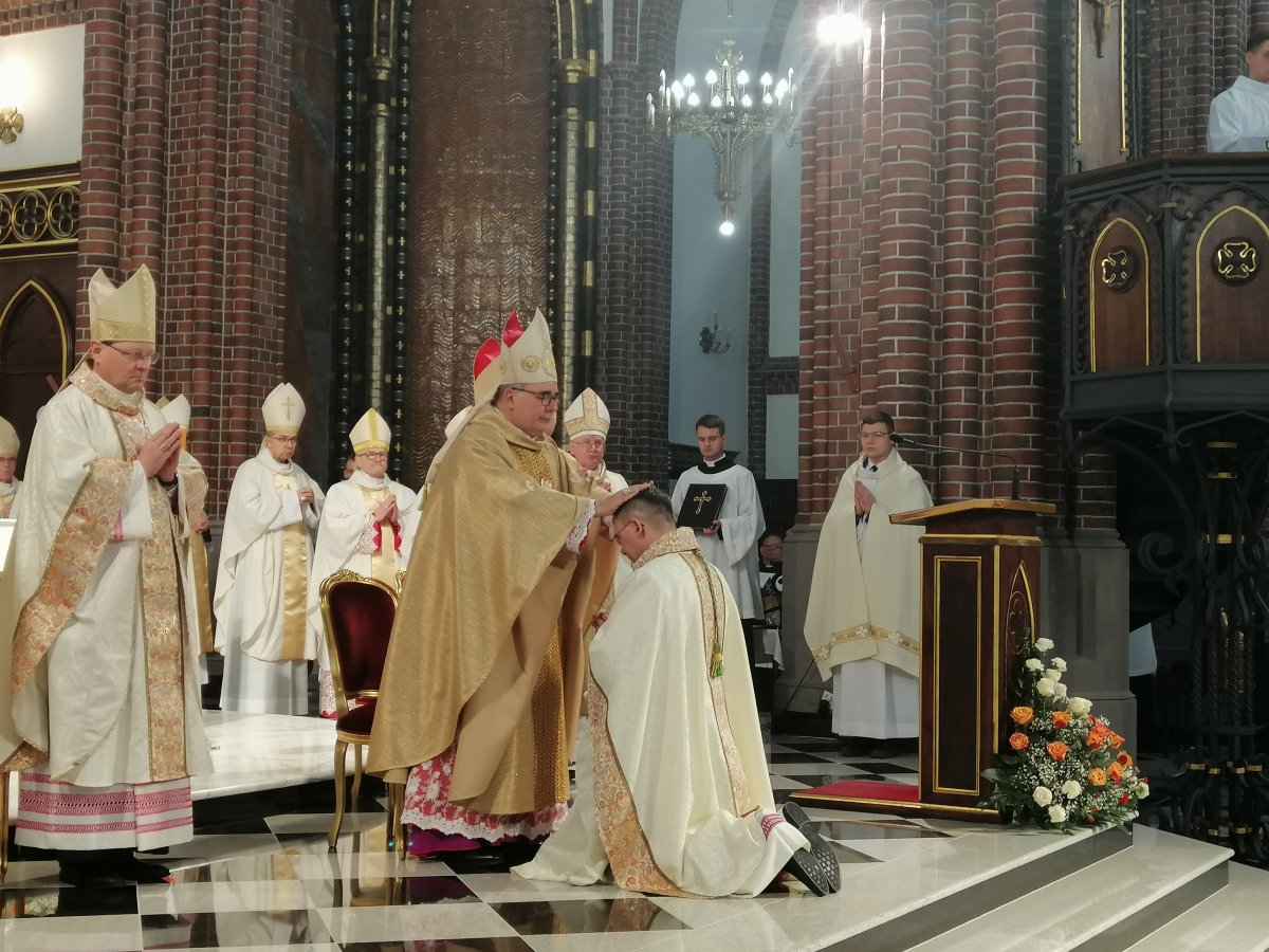 Biskup Tomasz Szwajerwald wyświęcony. Radość w diecezji warszawsko-praskiej