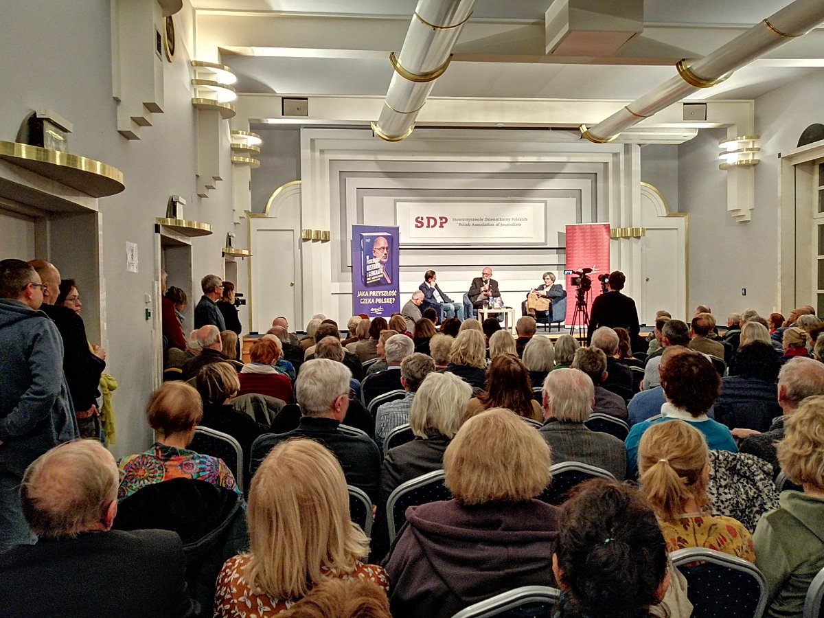 Setki czytelników na spotkaniu autorskim z prof. Andrzejem Nowakiem