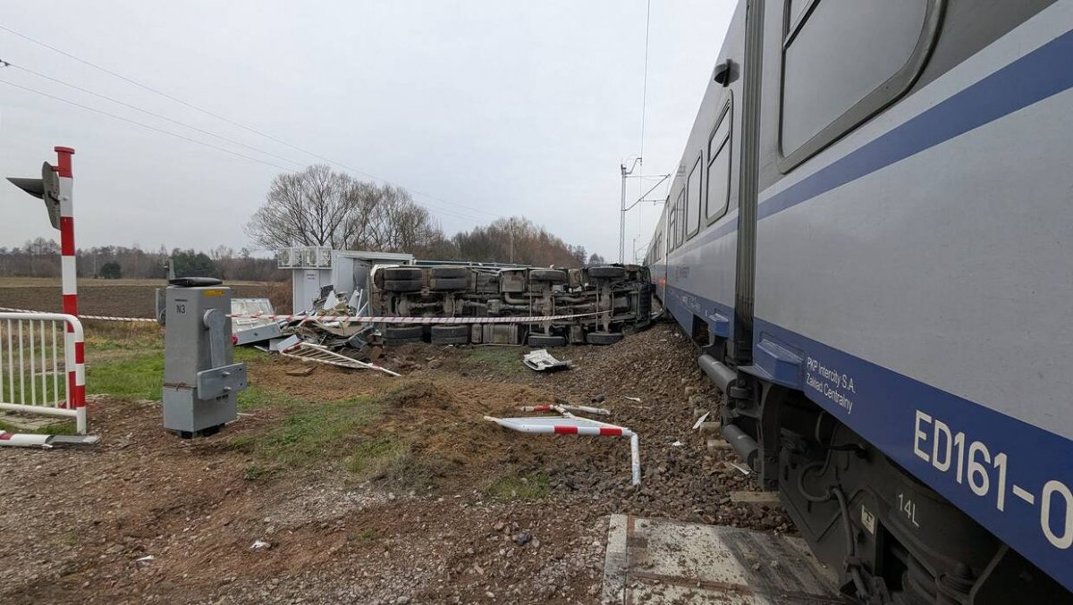 Horror na torach w Nowej Suchej! Ciężarówka wjechała pod pociąg IC