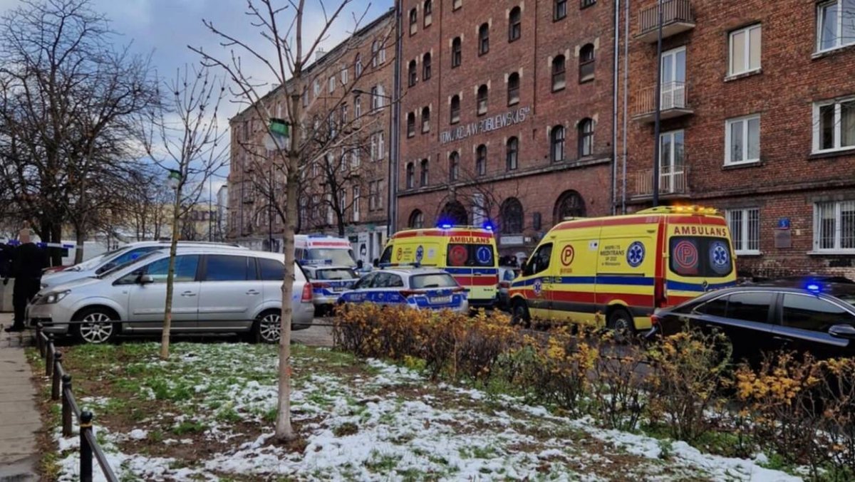 Tragedia na warszawskiej Pradze. Nie żyje policjant postrzelony z broni służbowej
