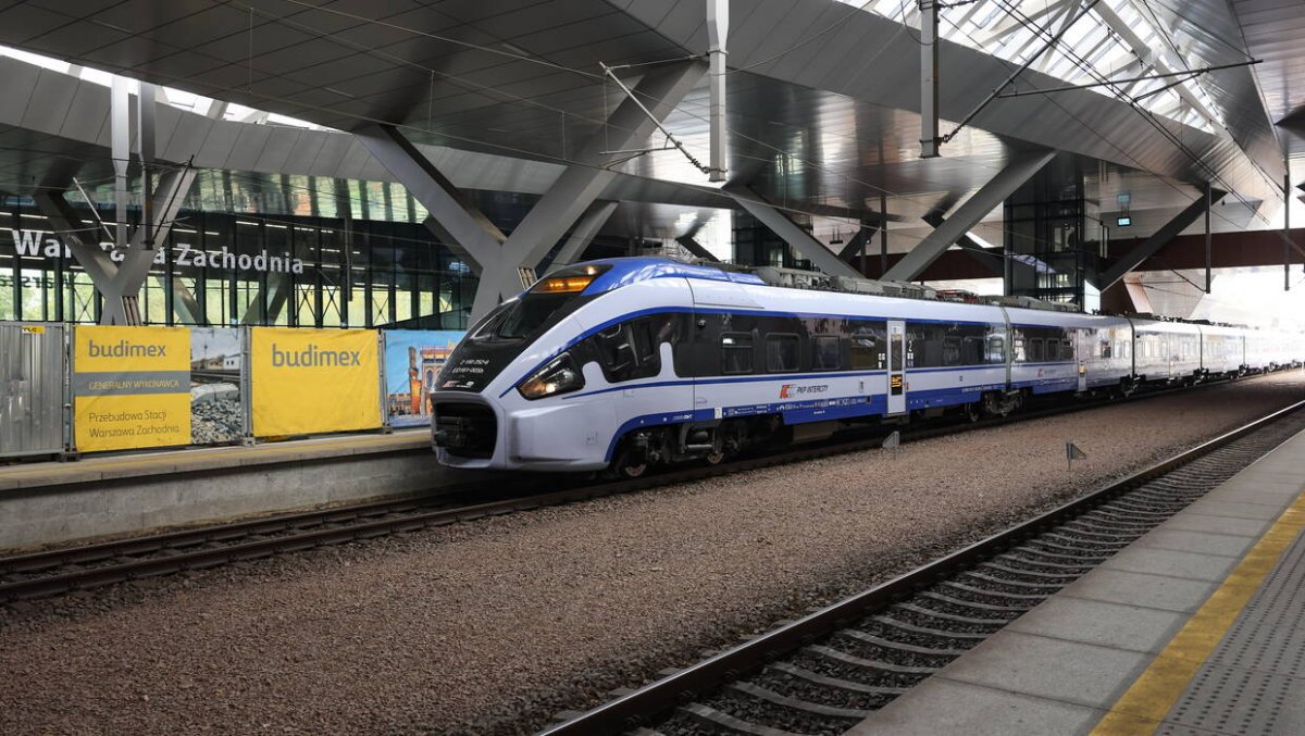 Wyrzucony z pociągu po awanturze. Chwilę później znaleziono go martwego na peronie