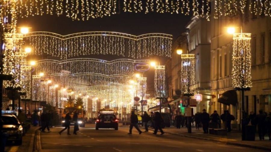 Czekaliśmy na ten moment! Rusza montaż zimowej iluminacji w Warszawie