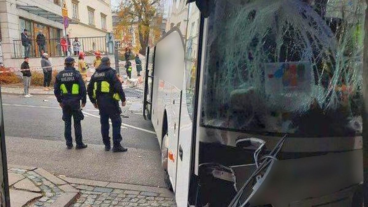 Autokar sunął powoli, ale z impetem: niebezpieczna sytuacja przy UW