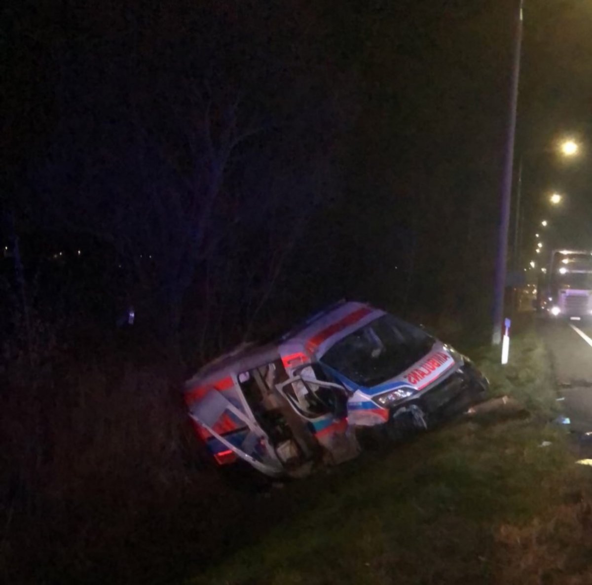 Wypadek karetki pod Radomiem. Zginął ratownik