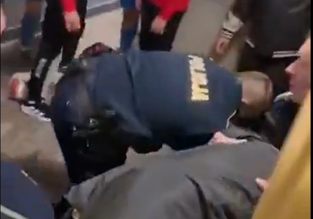 Napaść na piłkarzy Polonii Warszawa – kibole wtargnęli do szatni po meczu!