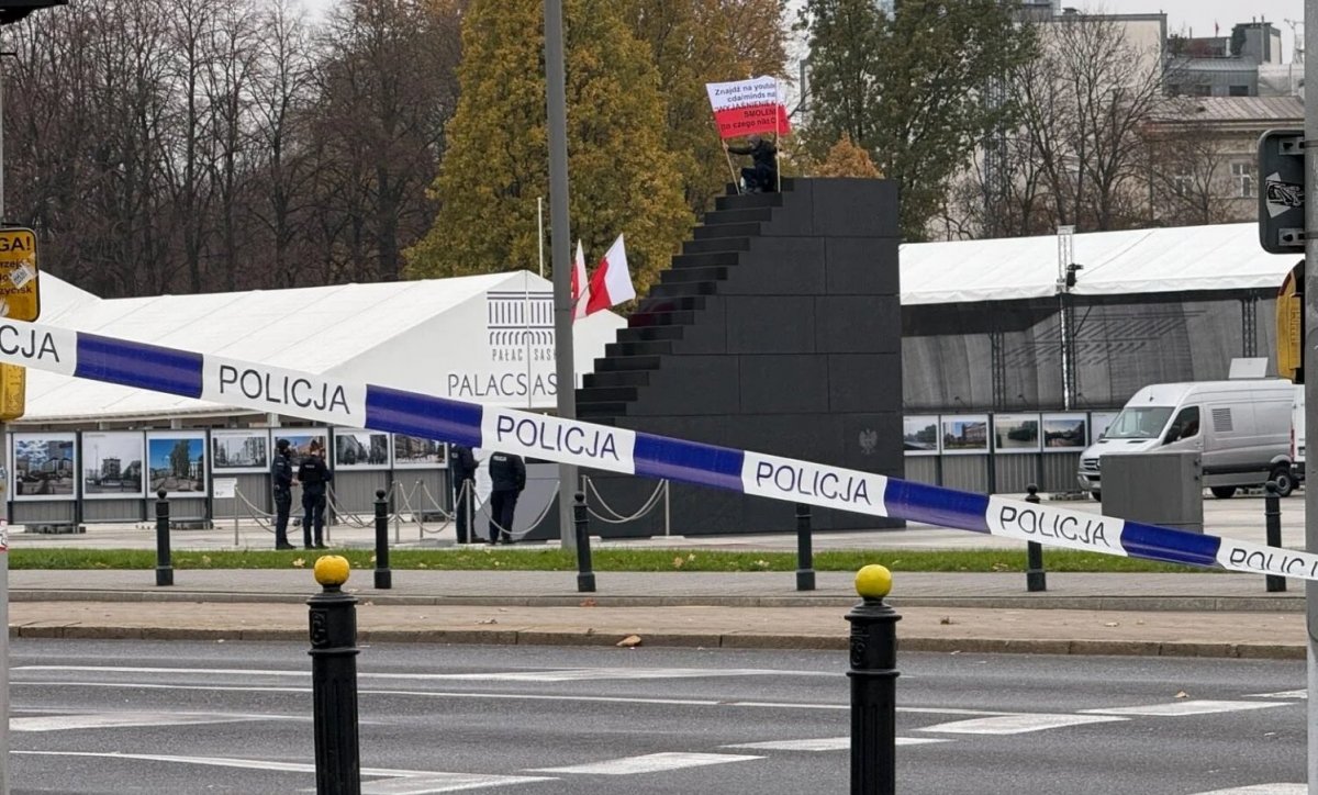 Wtargnął na pomnik smoleński. Został obezwładniony