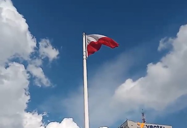 Największa polska flaga powróciła na 