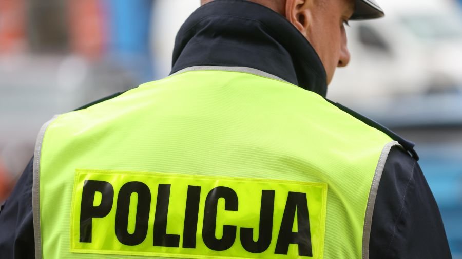 Boso po drodze i na granicy życia – policjanci ratują wychłodzonego 46-latka