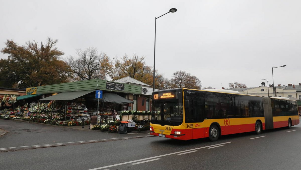 Sprawdź specjalny rozkład jazdy na Wszystkich Świętych w Warszawie!
