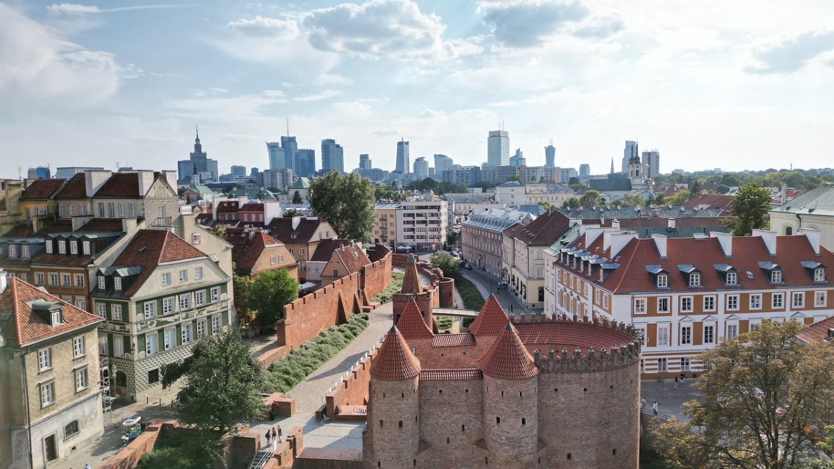 Warszawa na szczycie polskich miast