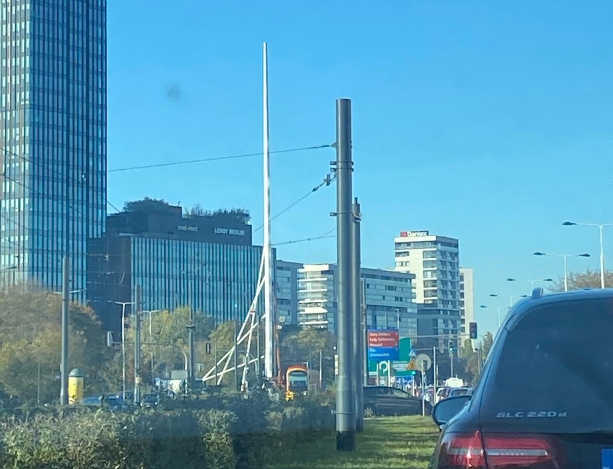 Dlaczego polskie barwy nie powiewają nad Rondem Radosława?