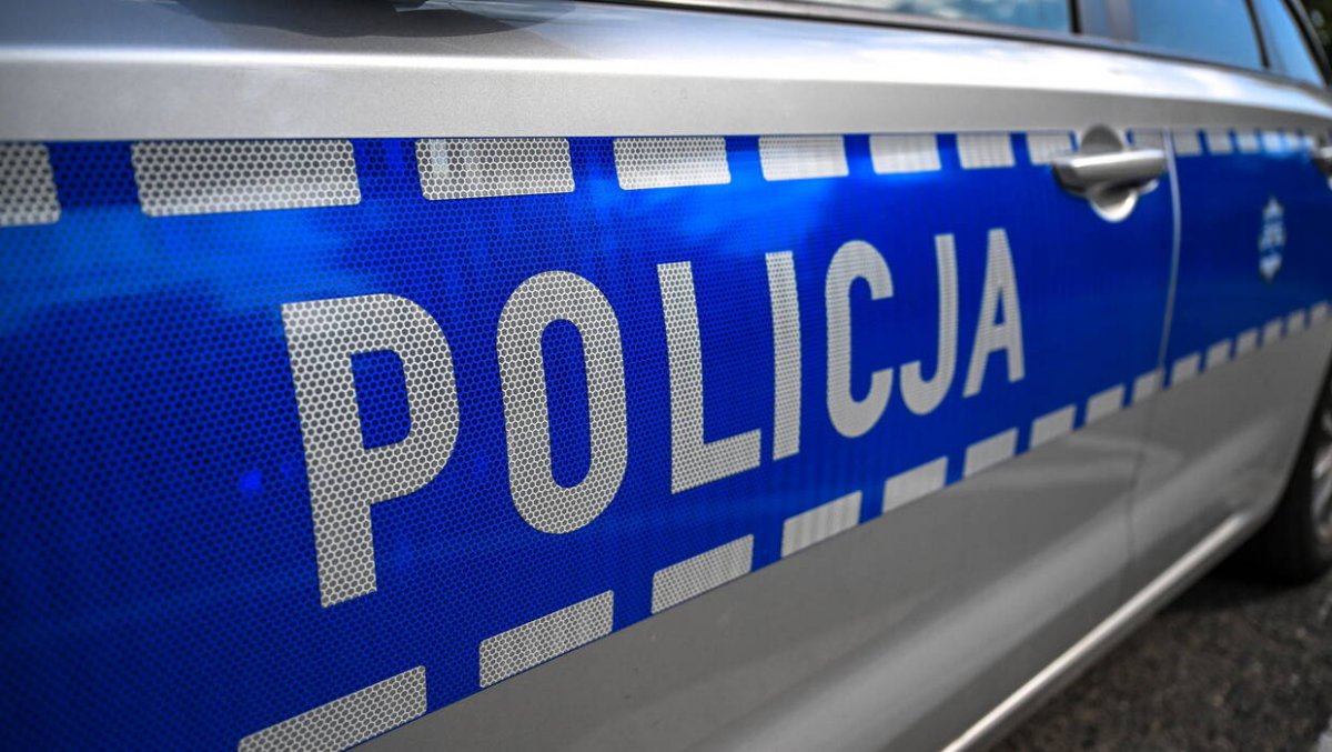 Brutalny atak na 72-latka w warszawskim metrze – pomóż policji złapać sprawców!