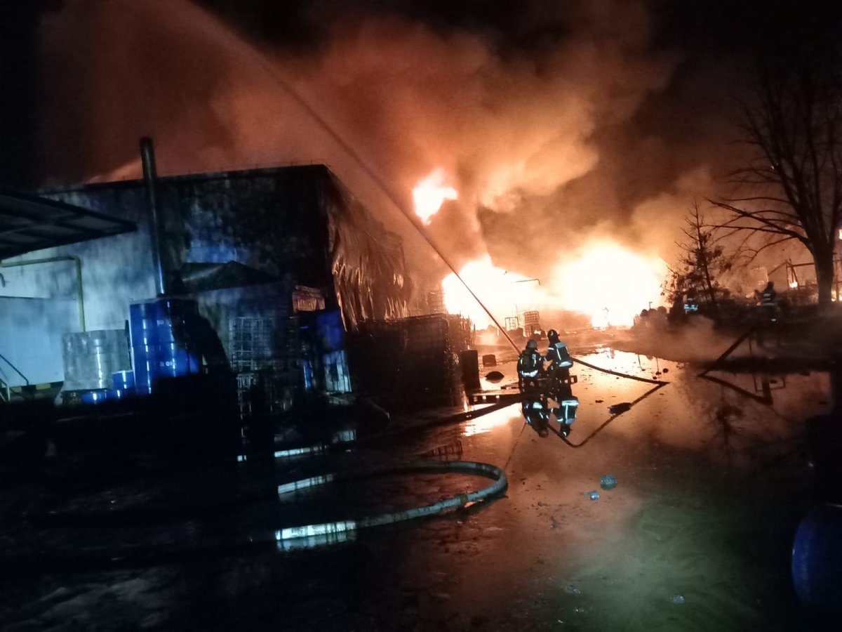 Zakład w ruinie po pożarze – straty sięgają milionów