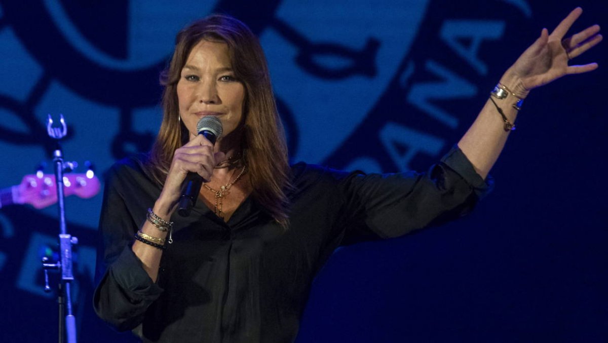 Występ polskich i francuskich wokalistów w Warszawie. Wśród nich Carla Bruni
