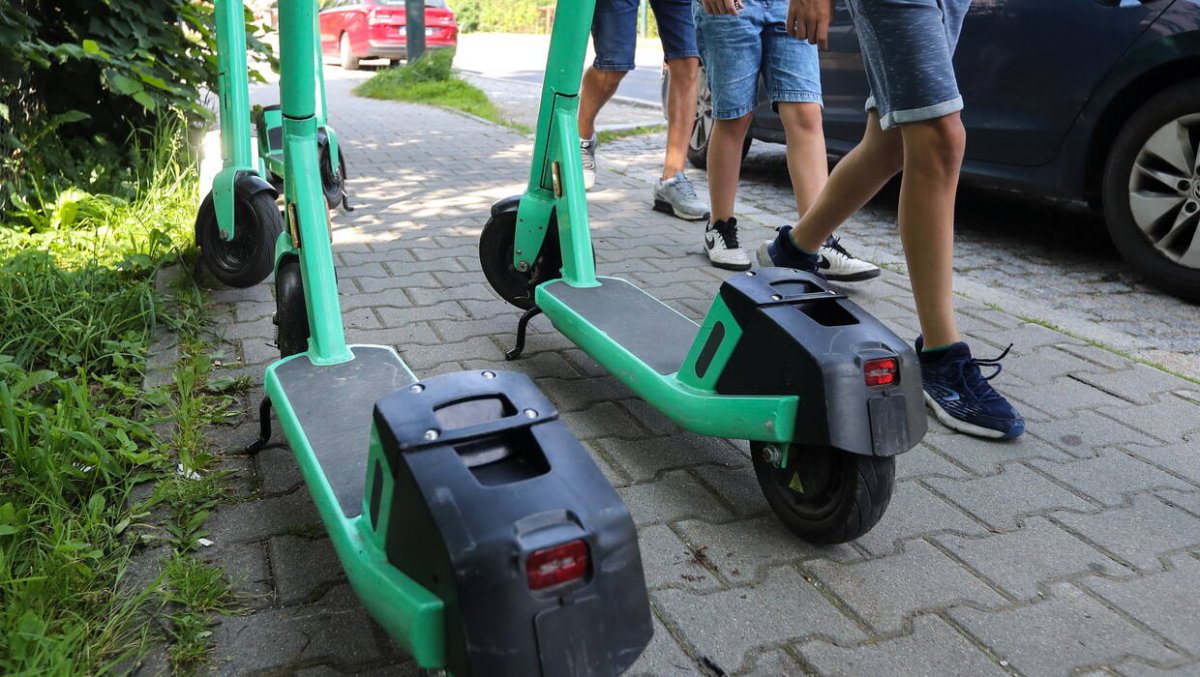 Siedmiolatek wjechał hulajnogą pod samochód