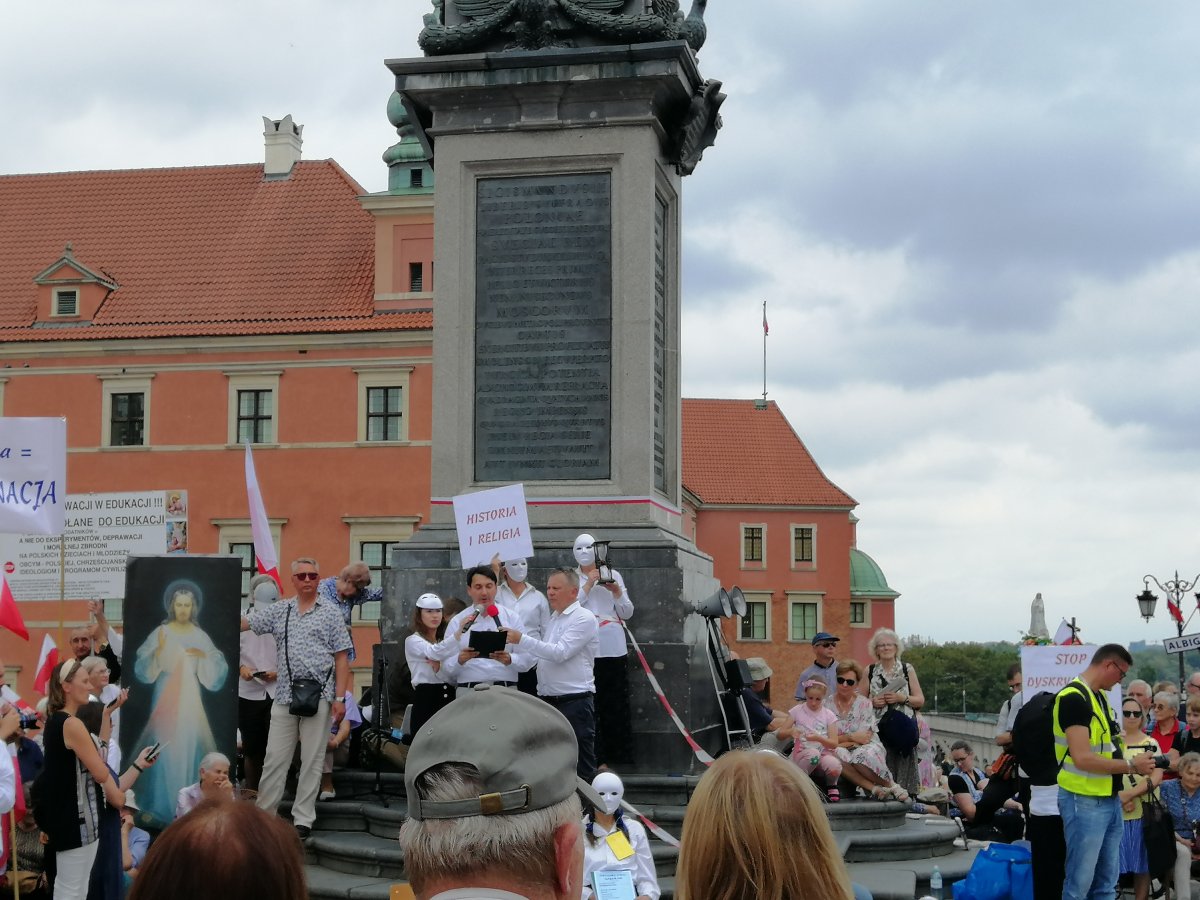 [WIDEO] Polacy bronią szkolnej katechezy