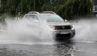 Kolejne utrudnienia drogowe w Warszawie po ulewnym deszczu