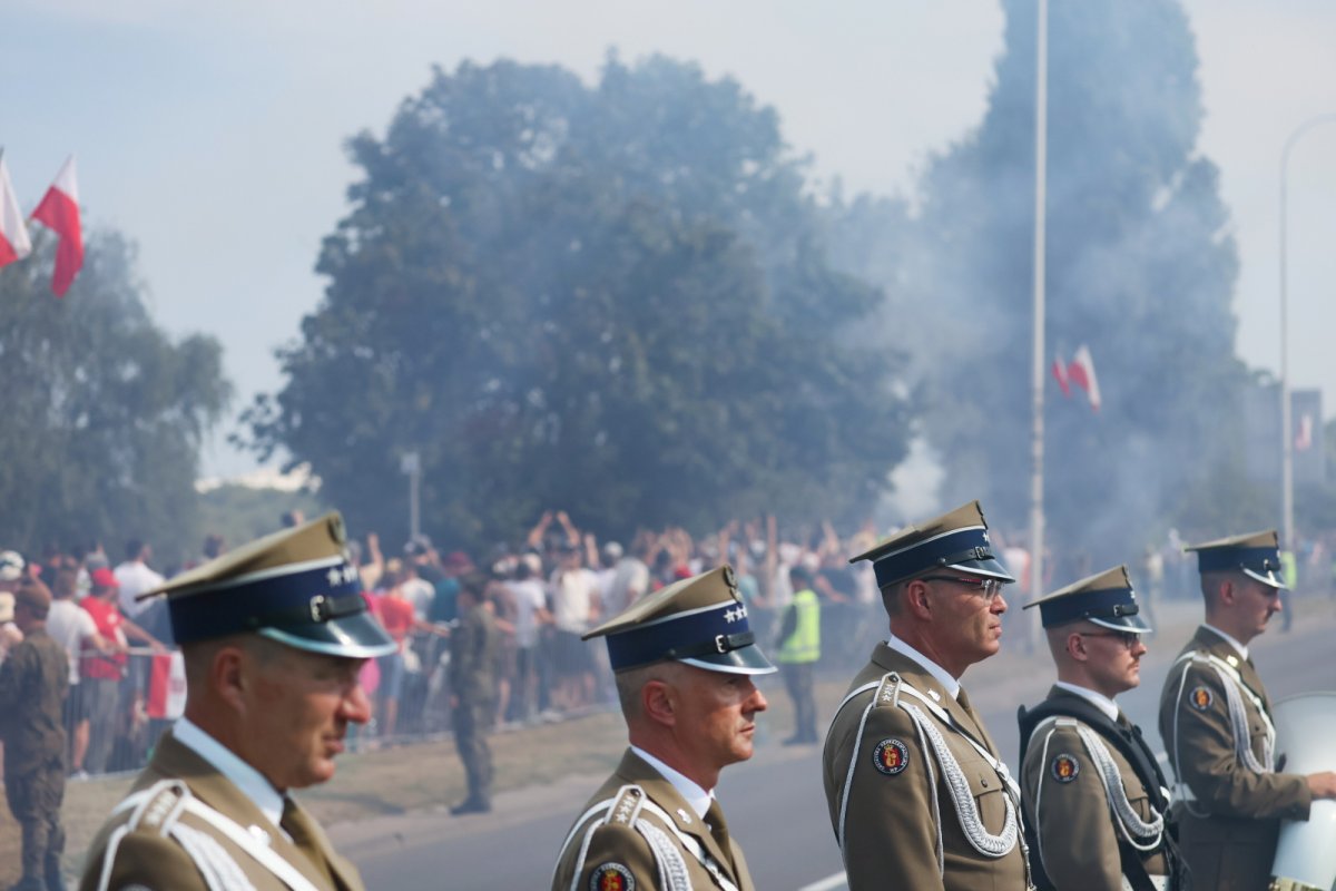 Rozpoczyna się defilada z okazji Święta Wojska Polskiego w Warszawie 