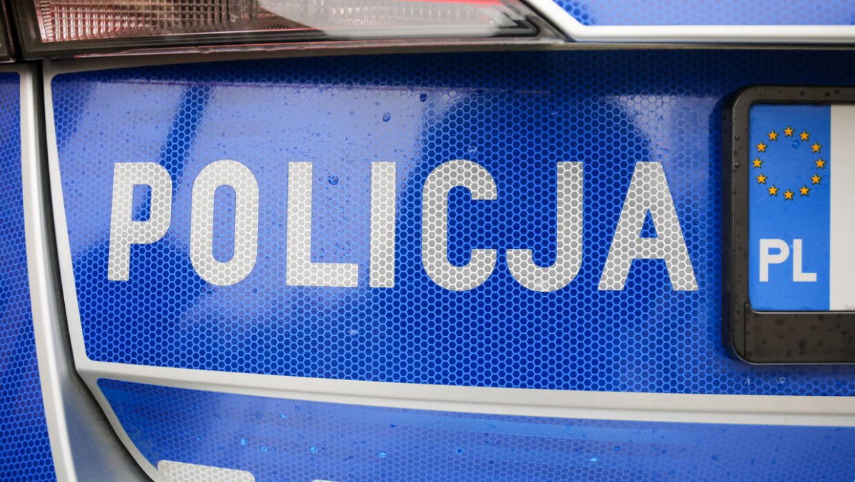 Na dk 50 niedaleko Płońska dachowało audi, trasa jest zablokowana