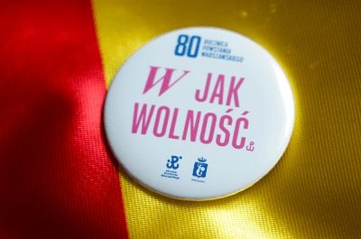 Tysiące rocznicowych przypinek na ulicach stolicy