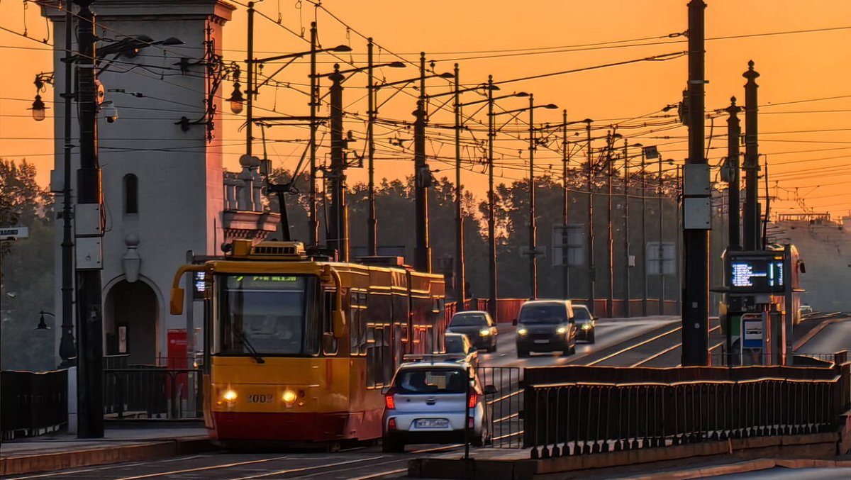 Przechodnie zdziwieni: dlaczego w Warszawie pojawiła się dmuchana ośmiornica?