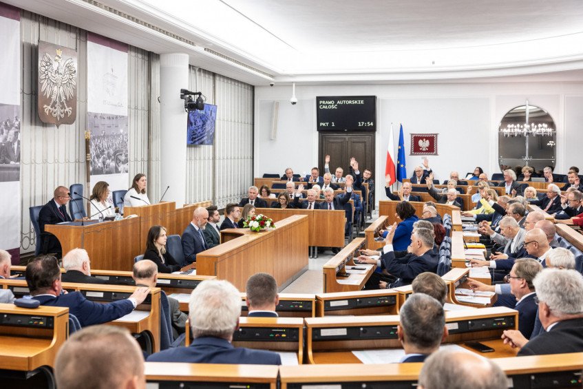 Senat przyjął z poprawkami nowelizację ustawy o prawach autorskich