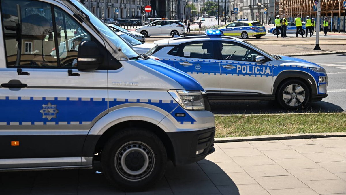 Mężczyzna z niebezpiecznymi przedmiotami wszedł do MRPiPS