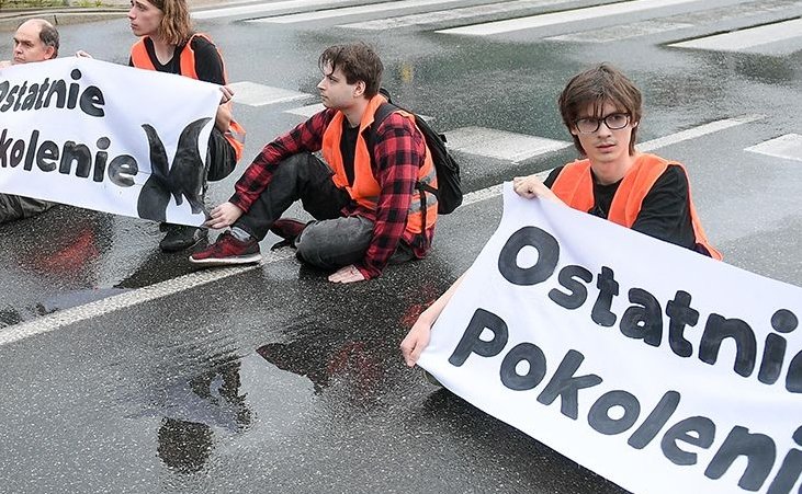 Ekoaktywiści blokują, policja działa!