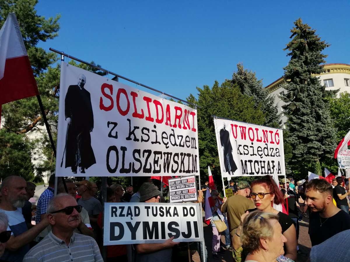 Ks. Michał Olszewski ma tysiące obrońców [ZDJĘCIA]