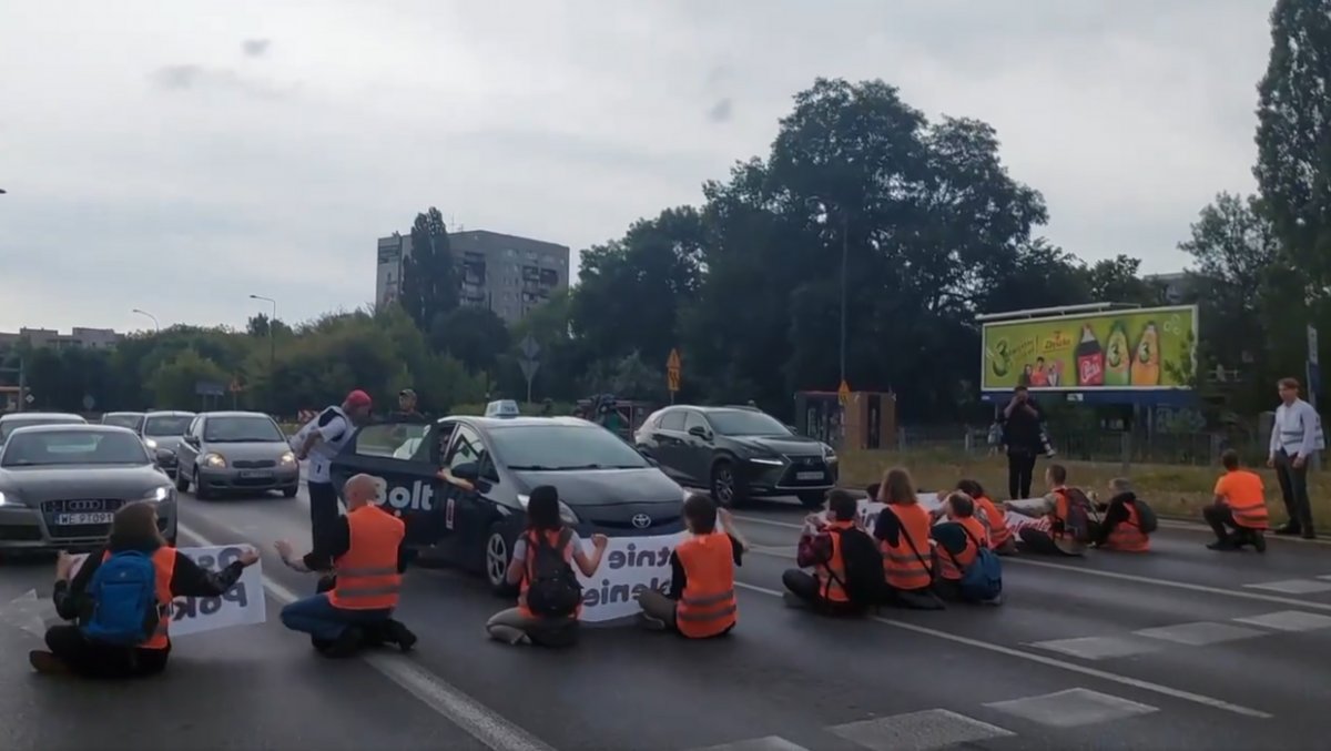 Aktywiści Ostatniego Pokolenia zablokowali al. Wilanowską w Warszawie 