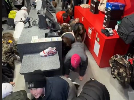 Chodzą na klęczkach po sklepach. Czy to jest bezkarne?