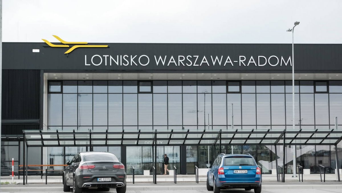 Lotnisko w Radomiu: darmowa woda pitna, paczkomat i drukarka dla pasażerów