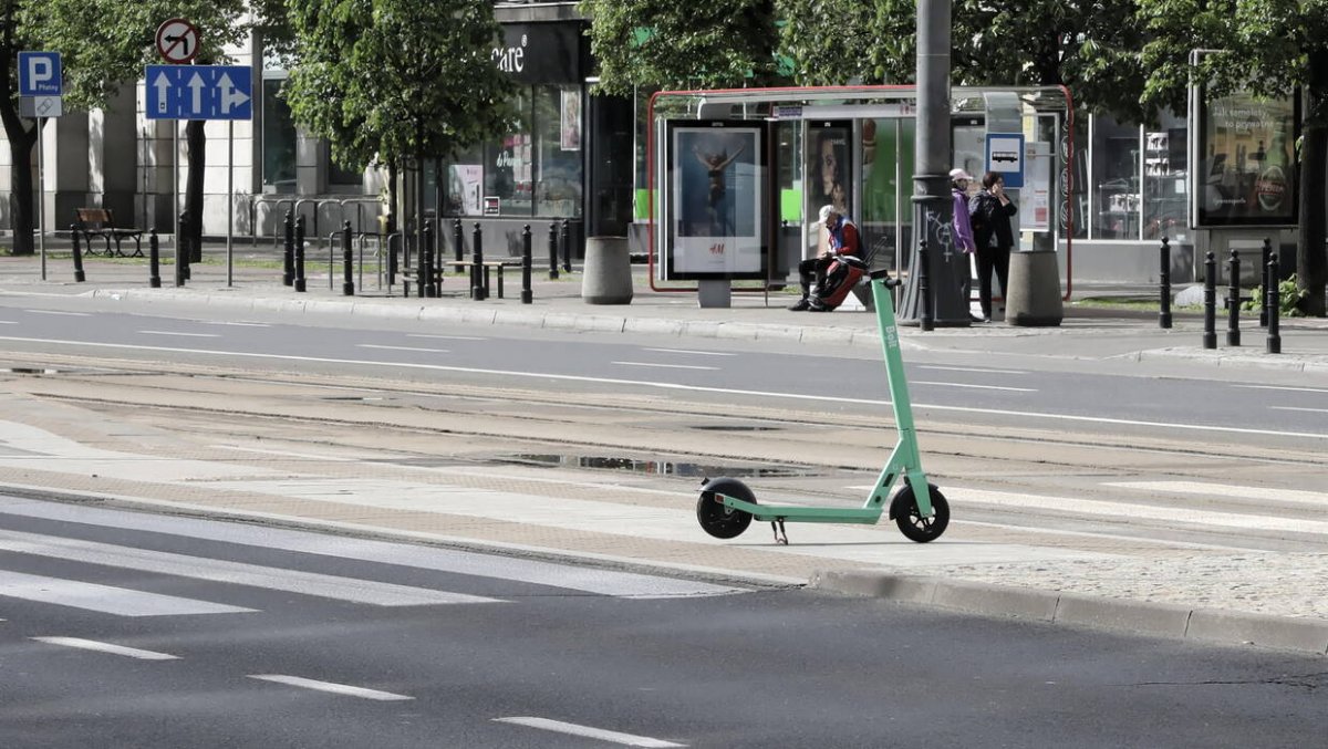 Narastający problem hulajnóg elektrycznych. Codzienne zagrożenia
