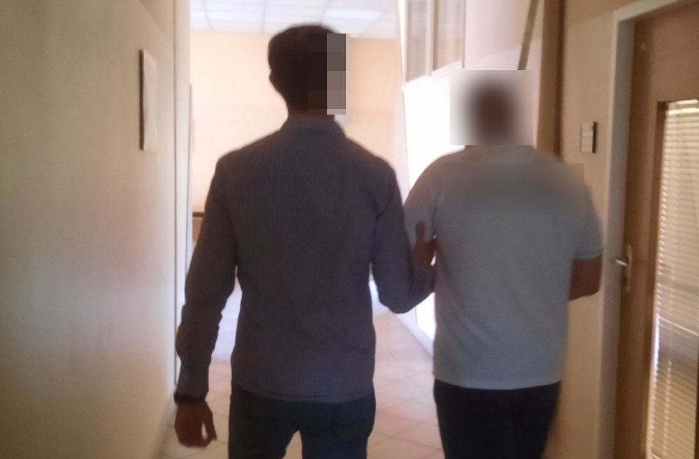 Ukradł pieniądze, wykręcił kobiecie rękę