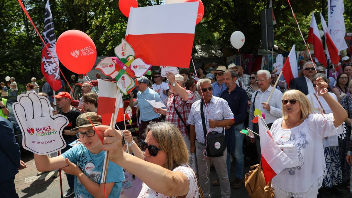 Z Placu Trzech Krzyży wyruszył Marsz dla Życia i Rodziny