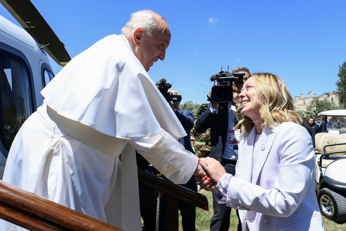 Włoska premier Giorgia Meloni powitała Papieża na szczycie przywódców G7 w Apulii