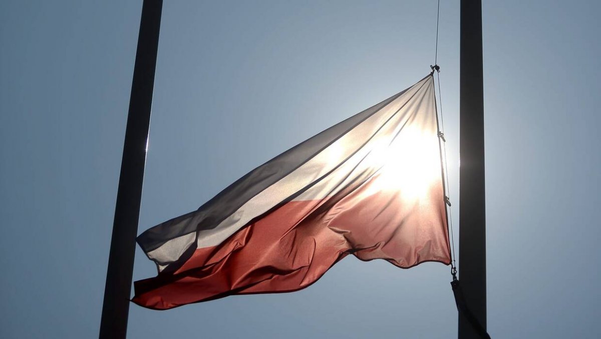 Opuszczone flagi w obiektach wojskowych