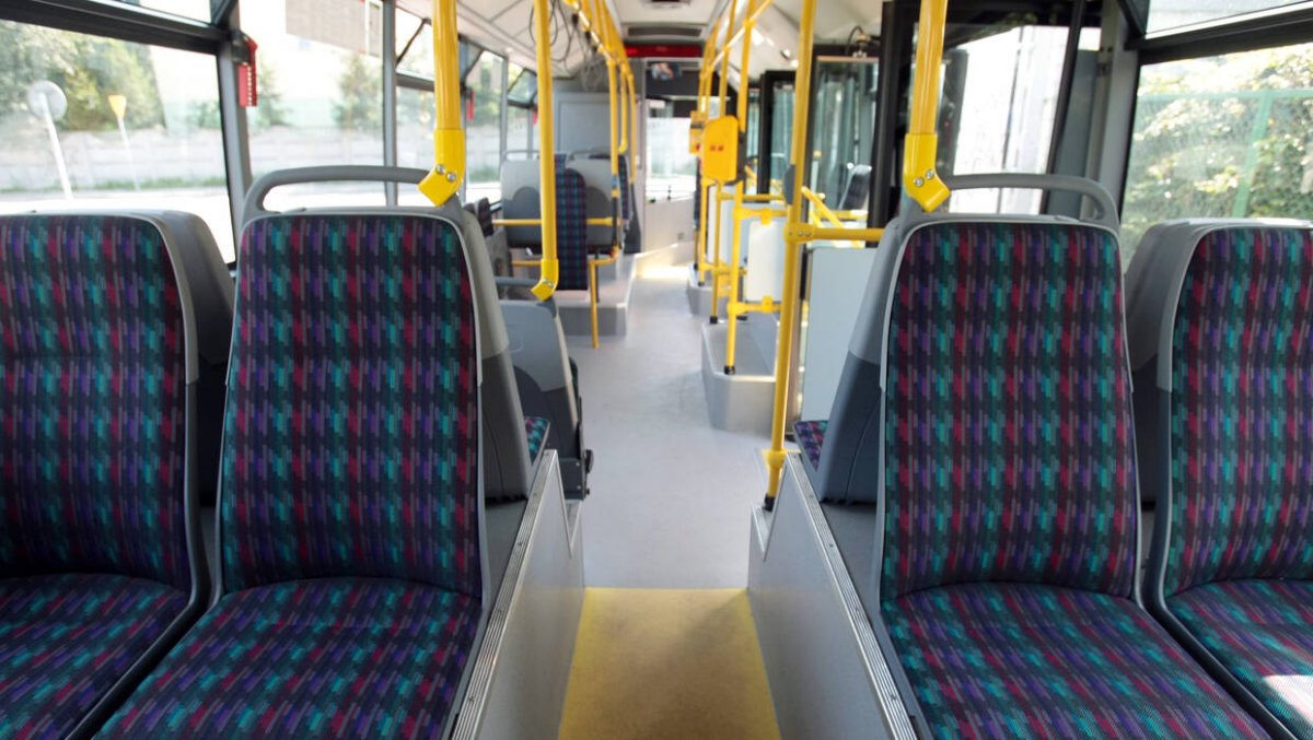 Zaatakował butelką pasażera autobusu i uszkodził drzwi