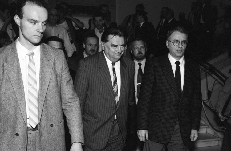 32 lata od nocy teczek. Kulisy odwołania rządu Olszewskiego [WIDEO]