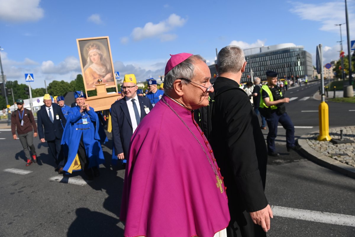 Procesja do Świątyni Opatrzności Bożej z relikwiami św. Jadwigi królowej Polski