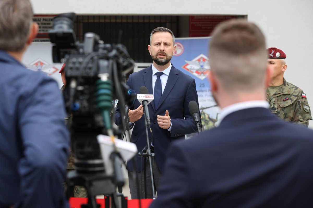 Szef MON o sytuacji na granicy: atak spotka się z odpowiedzią