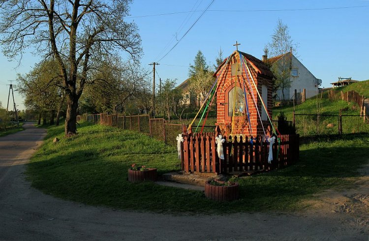 Wandale zniszczyli figury w przydrożnej kapliczce