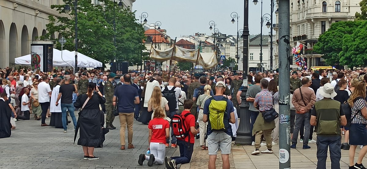 Tłumy na centralnej procesji Bożego Ciała [ZDJĘCIA]