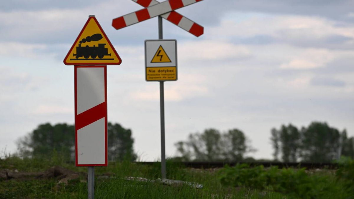 Pamiętaj o zasadach przekraczania przejazdów kolejowo-drogowych